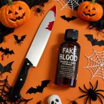 Halloween Fake Plastic Knife and Fake Blood Prop Kit,