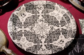 xo, Fetti Romantic Horror Paper Plates | 25 pcs |